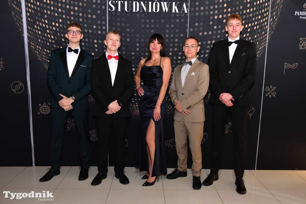 STUDNIÓWKA Zespołu Szkół Licealnych i Technicznych w Tucholi / CZ. 1 - ZDJĘCIA I FILMY - OTWARCIE, POLONEZ, ŚCIANKA