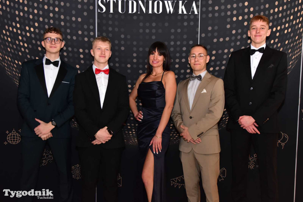 STUDNIÓWKA Zespołu Szkół Licealnych i Technicznych w Tucholi / CZ. 1 - ZDJĘCIA I FILMY - OTWARCIE, POLONEZ, ŚCIANKA