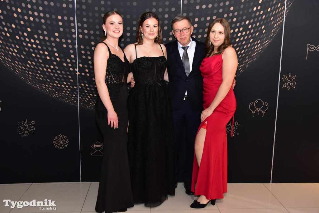 STUDNIÓWKA Zespołu Szkół Licealnych i Technicznych w Tucholi / CZ. 1 - ZDJĘCIA I FILMY - OTWARCIE, POLONEZ, ŚCIANKA