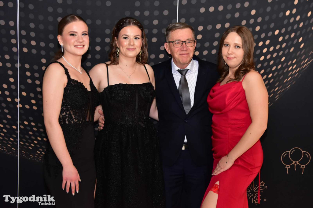 STUDNIÓWKA Zespołu Szkół Licealnych i Technicznych w Tucholi / CZ. 1 - ZDJĘCIA I FILMY - OTWARCIE, POLONEZ, ŚCIANKA