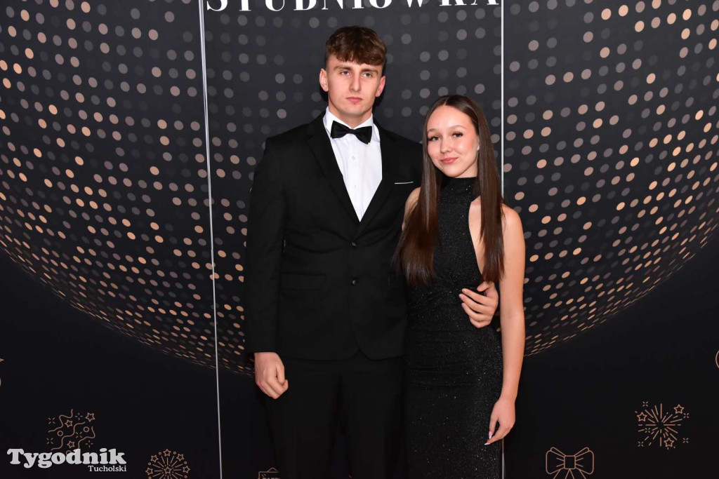 STUDNIÓWKA Zespołu Szkół Licealnych i Technicznych w Tucholi / CZ. 1 - ZDJĘCIA I FILMY - OTWARCIE, POLONEZ, ŚCIANKA