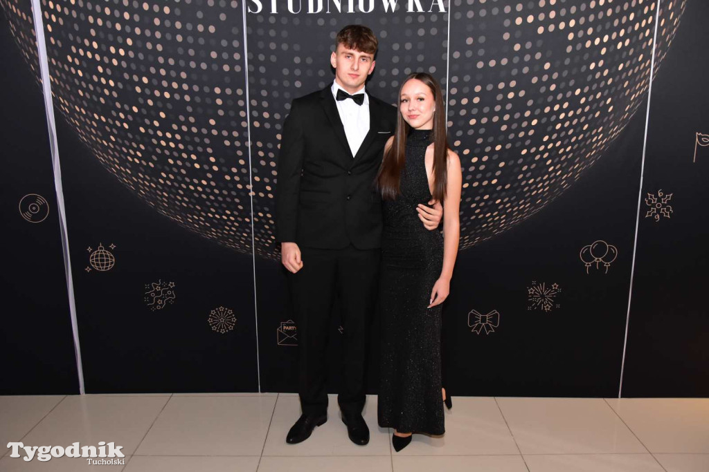 STUDNIÓWKA Zespołu Szkół Licealnych i Technicznych w Tucholi / CZ. 1 - ZDJĘCIA I FILMY - OTWARCIE, POLONEZ, ŚCIANKA