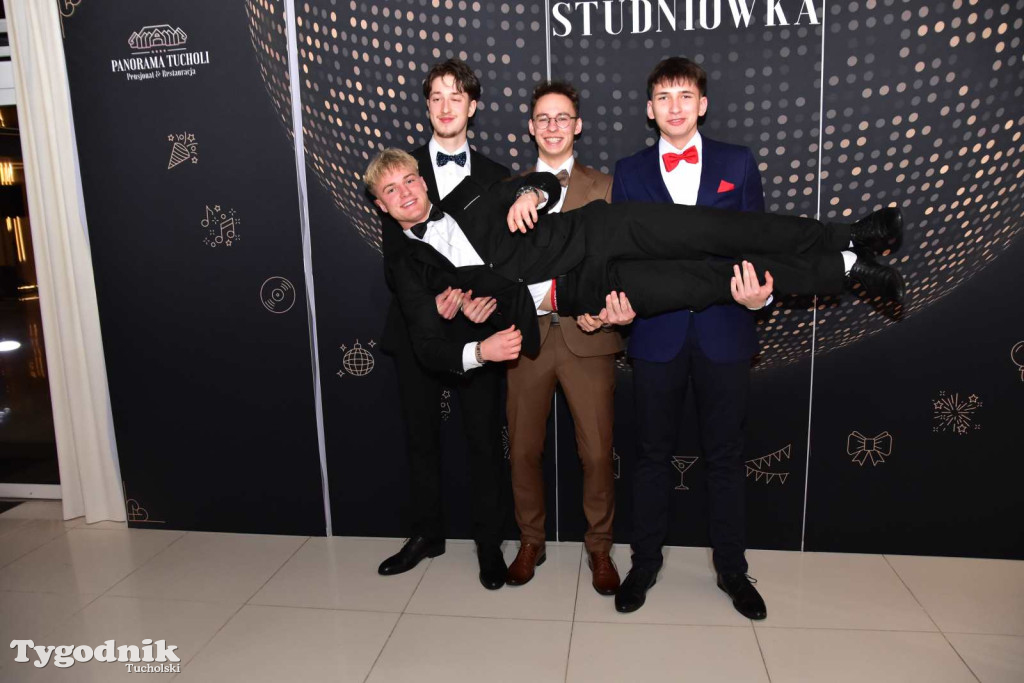 STUDNIÓWKA Zespołu Szkół Licealnych i Technicznych w Tucholi / CZ. 1 - ZDJĘCIA I FILMY - OTWARCIE, POLONEZ, ŚCIANKA