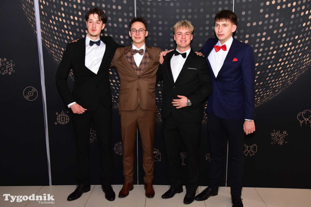 STUDNIÓWKA Zespołu Szkół Licealnych i Technicznych w Tucholi / CZ. 1 - ZDJĘCIA I FILMY - OTWARCIE, POLONEZ, ŚCIANKA