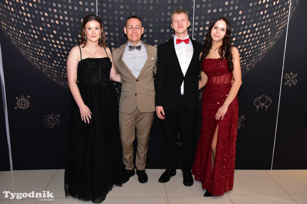 STUDNIÓWKA Zespołu Szkół Licealnych i Technicznych w Tucholi / CZ. 1 - ZDJĘCIA I FILMY - OTWARCIE, POLONEZ, ŚCIANKA