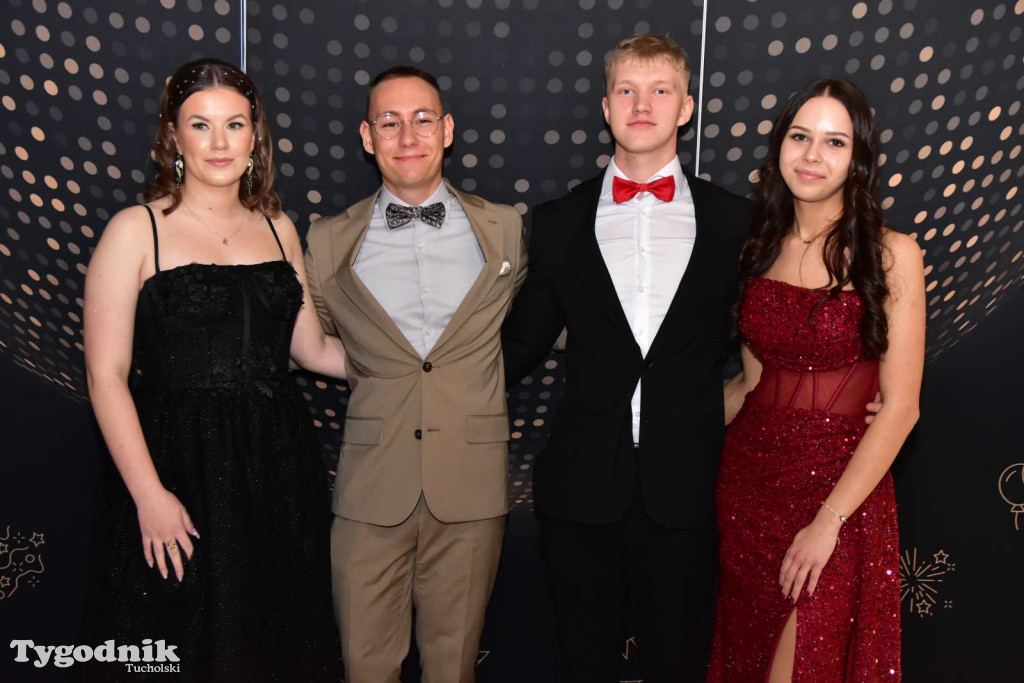 STUDNIÓWKA Zespołu Szkół Licealnych i Technicznych w Tucholi / CZ. 1 - ZDJĘCIA I FILMY - OTWARCIE, POLONEZ, ŚCIANKA