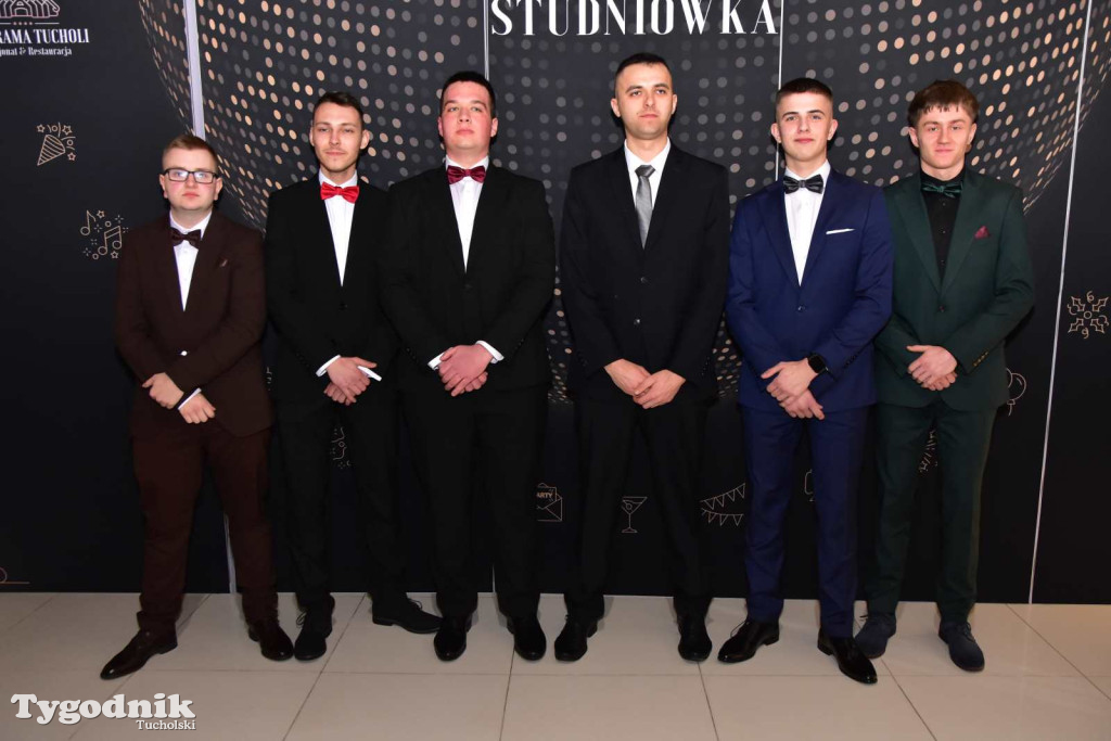 STUDNIÓWKA Zespołu Szkół Licealnych i Technicznych w Tucholi / CZ. 1 - ZDJĘCIA I FILMY - OTWARCIE, POLONEZ, ŚCIANKA