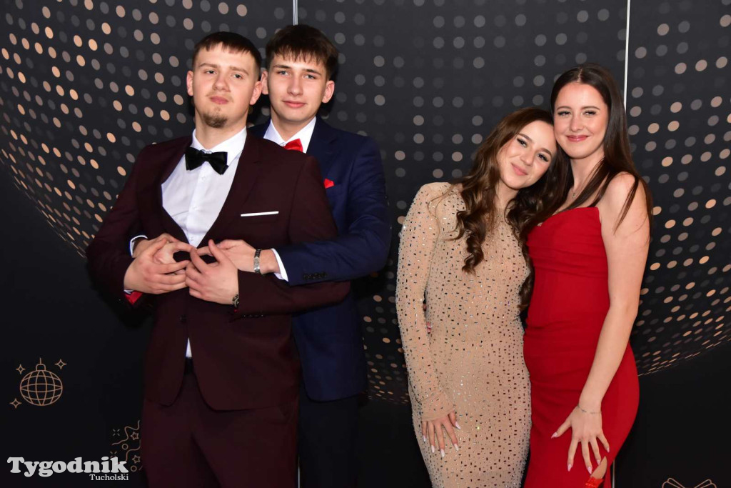 STUDNIÓWKA Zespołu Szkół Licealnych i Technicznych w Tucholi / CZ. 1 - ZDJĘCIA I FILMY - OTWARCIE, POLONEZ, ŚCIANKA