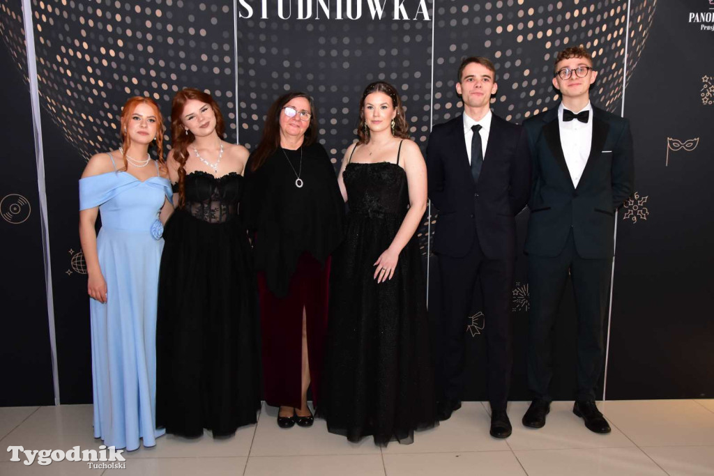 STUDNIÓWKA Zespołu Szkół Licealnych i Technicznych w Tucholi / CZ. 1 - ZDJĘCIA I FILMY - OTWARCIE, POLONEZ, ŚCIANKA