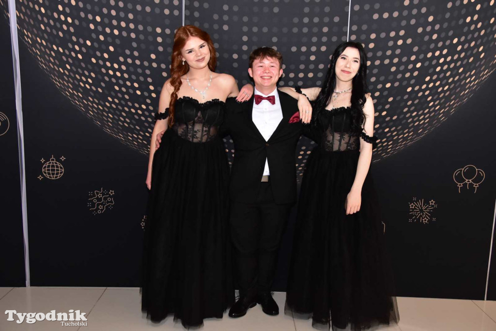 STUDNIÓWKA Zespołu Szkół Licealnych i Technicznych w Tucholi / CZ. 1 - ZDJĘCIA I FILMY - OTWARCIE, POLONEZ, ŚCIANKA