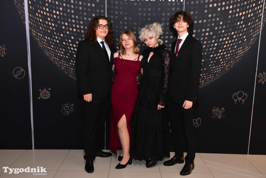 STUDNIÓWKA Zespołu Szkół Licealnych i Technicznych w Tucholi / CZ. 1 - ZDJĘCIA I FILMY - OTWARCIE, POLONEZ, ŚCIANKA