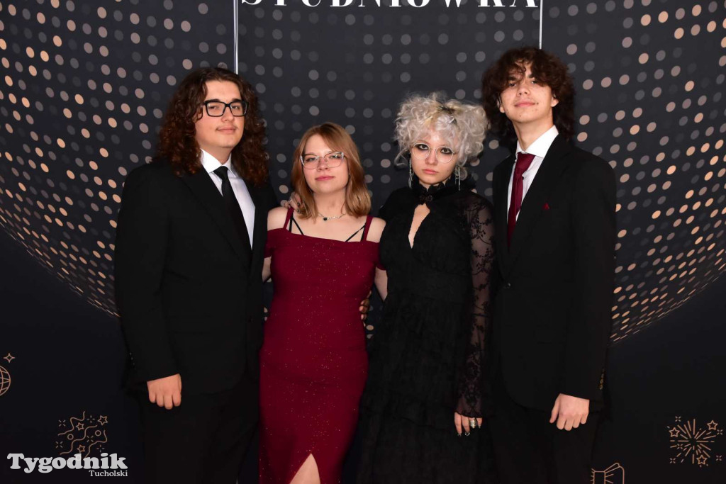 STUDNIÓWKA Zespołu Szkół Licealnych i Technicznych w Tucholi / CZ. 1 - ZDJĘCIA I FILMY - OTWARCIE, POLONEZ, ŚCIANKA