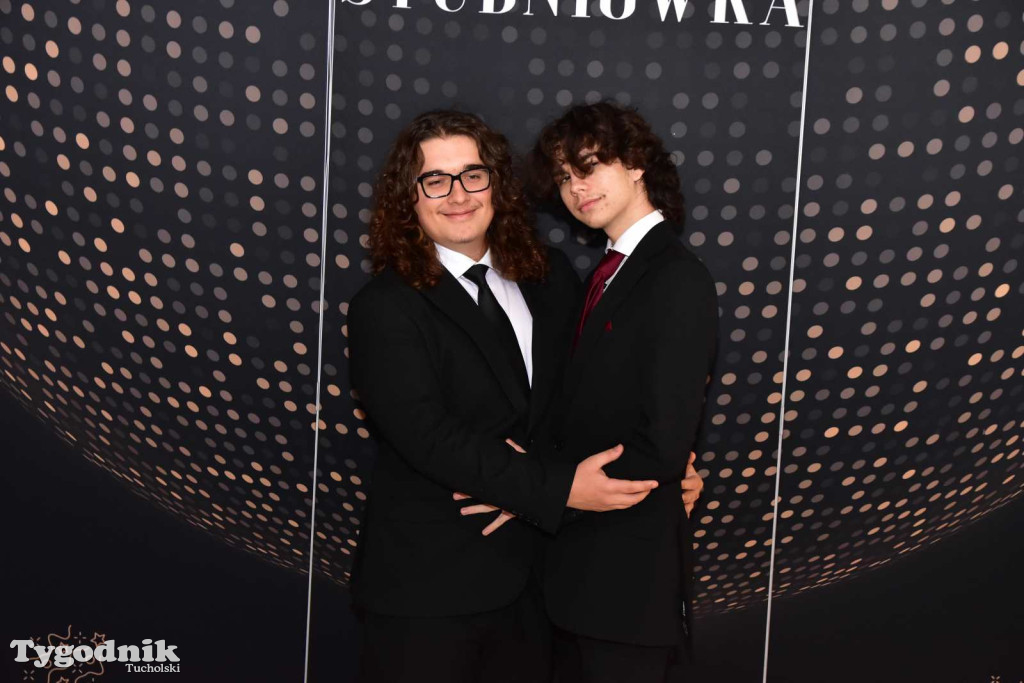 STUDNIÓWKA Zespołu Szkół Licealnych i Technicznych w Tucholi / CZ. 1 - ZDJĘCIA I FILMY - OTWARCIE, POLONEZ, ŚCIANKA