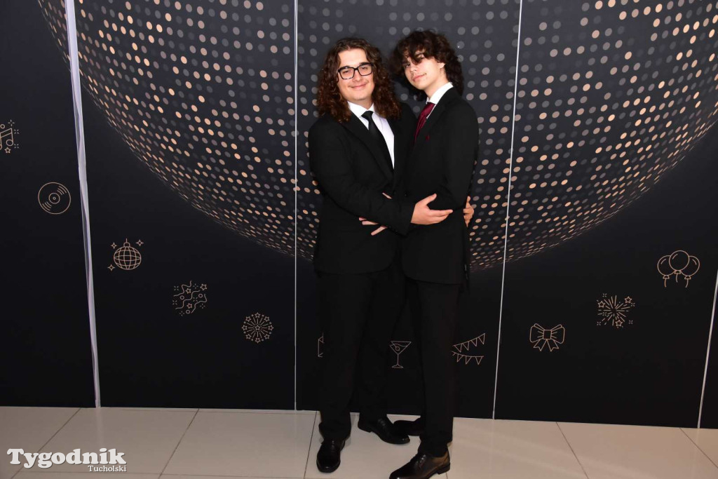 STUDNIÓWKA Zespołu Szkół Licealnych i Technicznych w Tucholi / CZ. 1 - ZDJĘCIA I FILMY - OTWARCIE, POLONEZ, ŚCIANKA