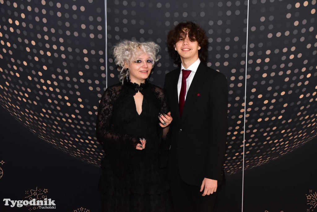 STUDNIÓWKA Zespołu Szkół Licealnych i Technicznych w Tucholi / CZ. 1 - ZDJĘCIA I FILMY - OTWARCIE, POLONEZ, ŚCIANKA