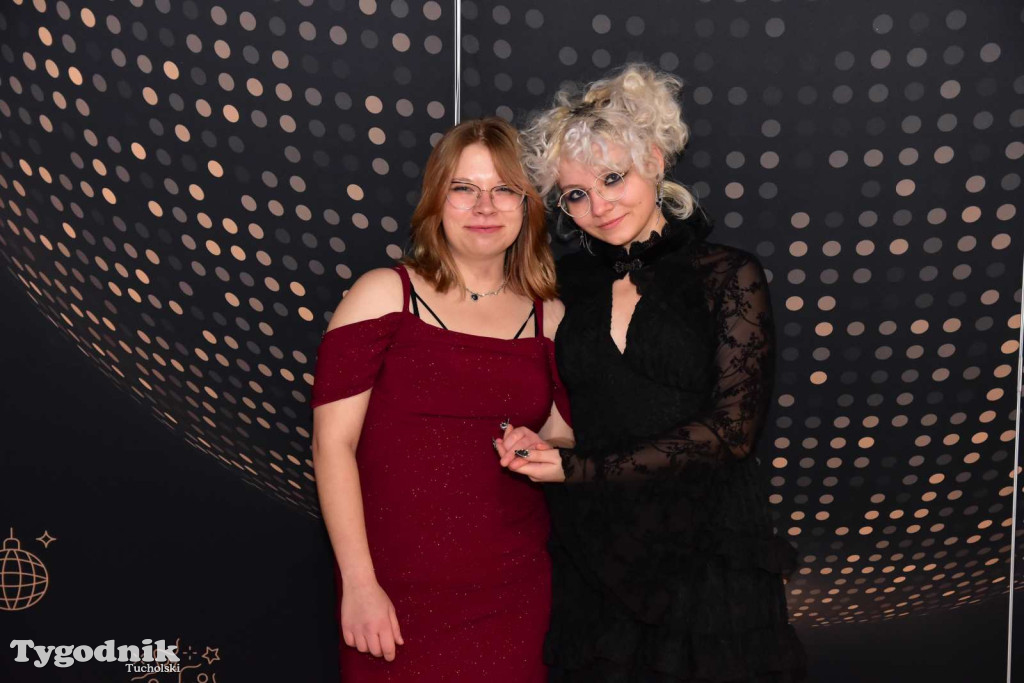 STUDNIÓWKA Zespołu Szkół Licealnych i Technicznych w Tucholi / CZ. 1 - ZDJĘCIA I FILMY - OTWARCIE, POLONEZ, ŚCIANKA