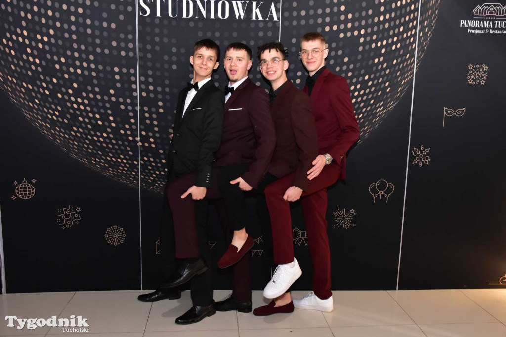 STUDNIÓWKA Zespołu Szkół Licealnych i Technicznych w Tucholi / CZ. 1 - ZDJĘCIA I FILMY - OTWARCIE, POLONEZ, ŚCIANKA