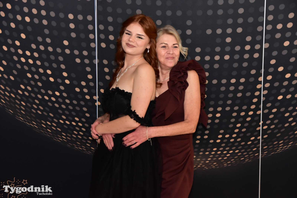 STUDNIÓWKA Zespołu Szkół Licealnych i Technicznych w Tucholi / CZ. 1 - ZDJĘCIA I FILMY - OTWARCIE, POLONEZ, ŚCIANKA