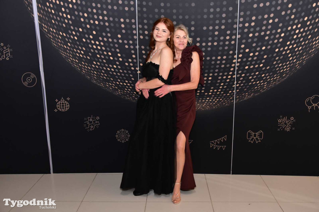 STUDNIÓWKA Zespołu Szkół Licealnych i Technicznych w Tucholi / CZ. 1 - ZDJĘCIA I FILMY - OTWARCIE, POLONEZ, ŚCIANKA