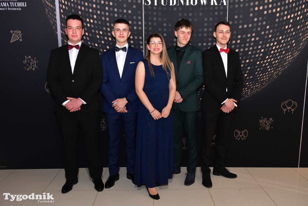 STUDNIÓWKA Zespołu Szkół Licealnych i Technicznych w Tucholi / CZ. 1 - ZDJĘCIA I FILMY - OTWARCIE, POLONEZ, ŚCIANKA