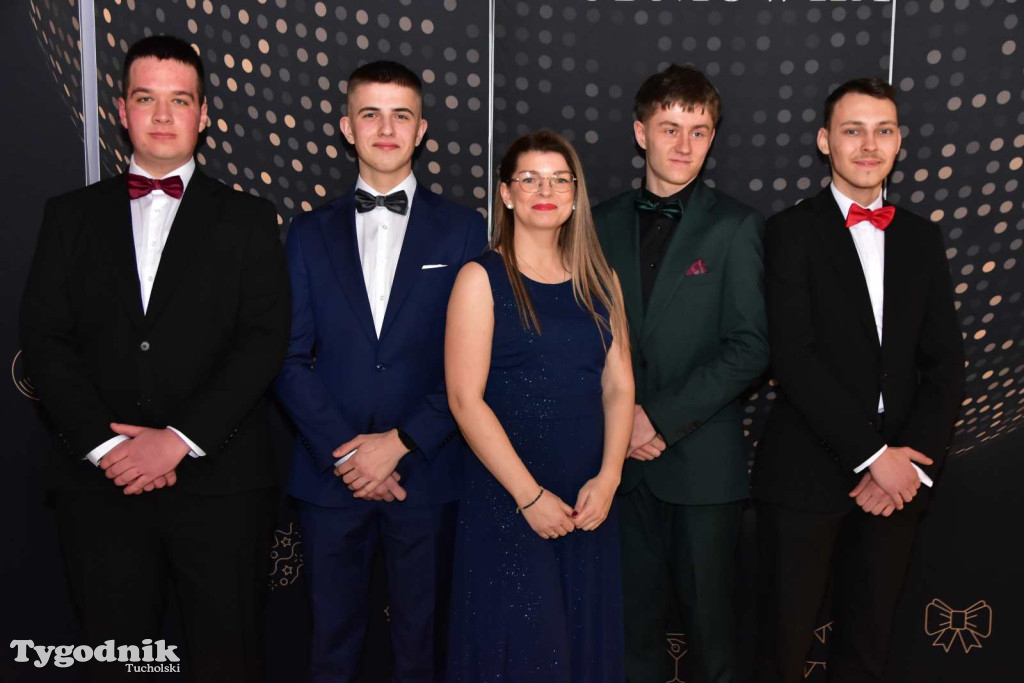 STUDNIÓWKA Zespołu Szkół Licealnych i Technicznych w Tucholi / CZ. 1 - ZDJĘCIA I FILMY - OTWARCIE, POLONEZ, ŚCIANKA