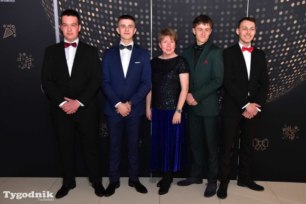 STUDNIÓWKA Zespołu Szkół Licealnych i Technicznych w Tucholi / CZ. 1 - ZDJĘCIA I FILMY - OTWARCIE, POLONEZ, ŚCIANKA