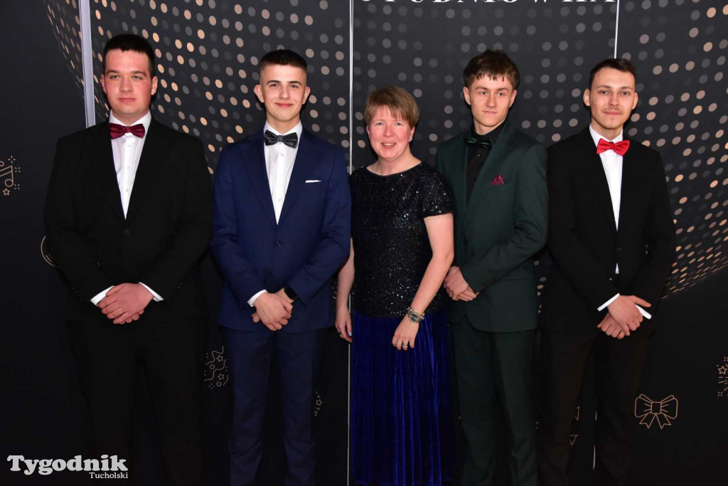 STUDNIÓWKA Zespołu Szkół Licealnych i Technicznych w Tucholi / CZ. 1 - ZDJĘCIA I FILMY - OTWARCIE, POLONEZ, ŚCIANKA