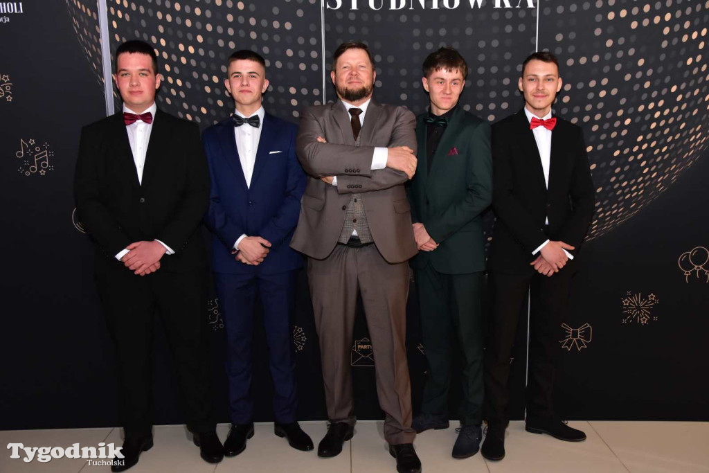 STUDNIÓWKA Zespołu Szkół Licealnych i Technicznych w Tucholi / CZ. 1 - ZDJĘCIA I FILMY - OTWARCIE, POLONEZ, ŚCIANKA