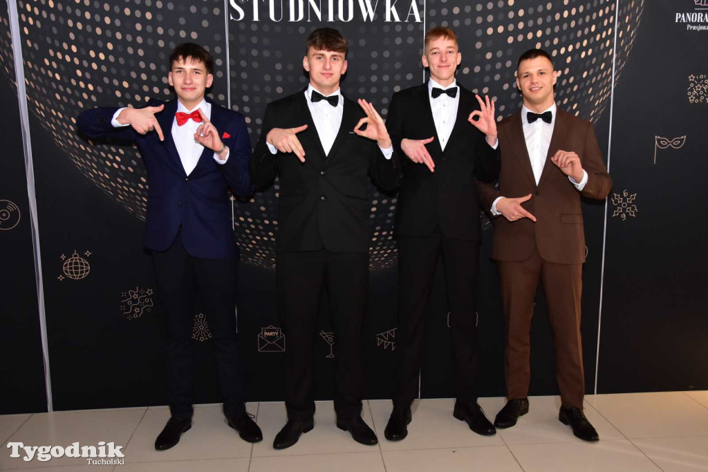 STUDNIÓWKA Zespołu Szkół Licealnych i Technicznych w Tucholi / CZ. 1 - ZDJĘCIA I FILMY - OTWARCIE, POLONEZ, ŚCIANKA