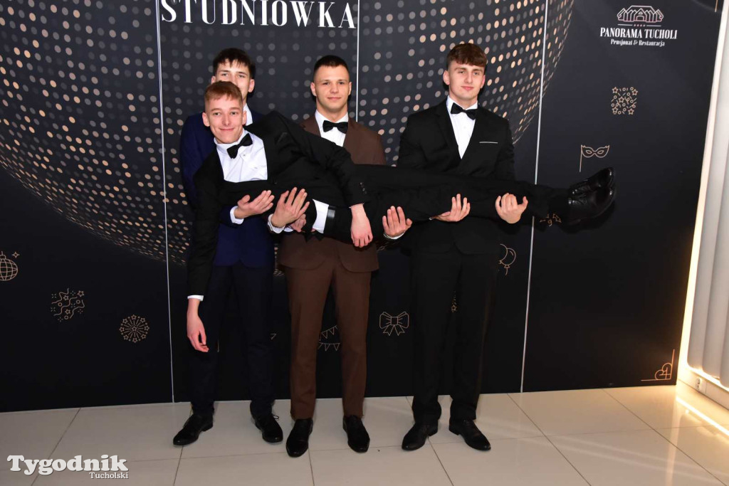 STUDNIÓWKA Zespołu Szkół Licealnych i Technicznych w Tucholi / CZ. 1 - ZDJĘCIA I FILMY - OTWARCIE, POLONEZ, ŚCIANKA