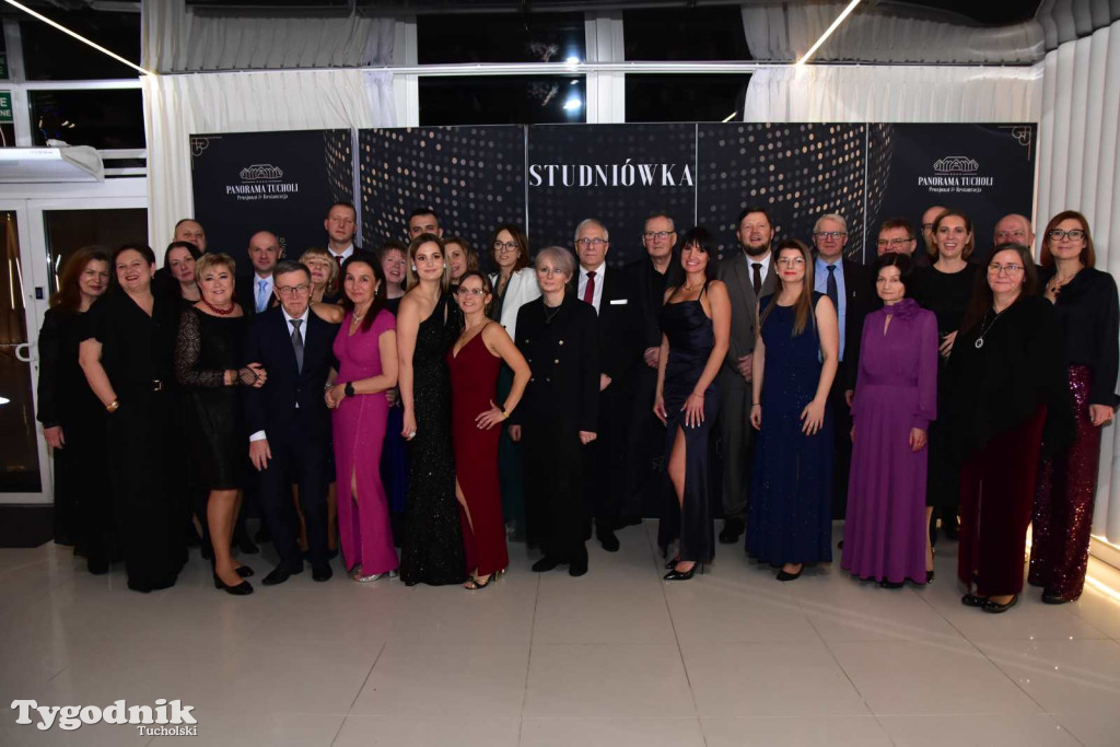 STUDNIÓWKA Zespołu Szkół Licealnych i Technicznych w Tucholi / CZ. 1 - ZDJĘCIA I FILMY - OTWARCIE, POLONEZ, ŚCIANKA