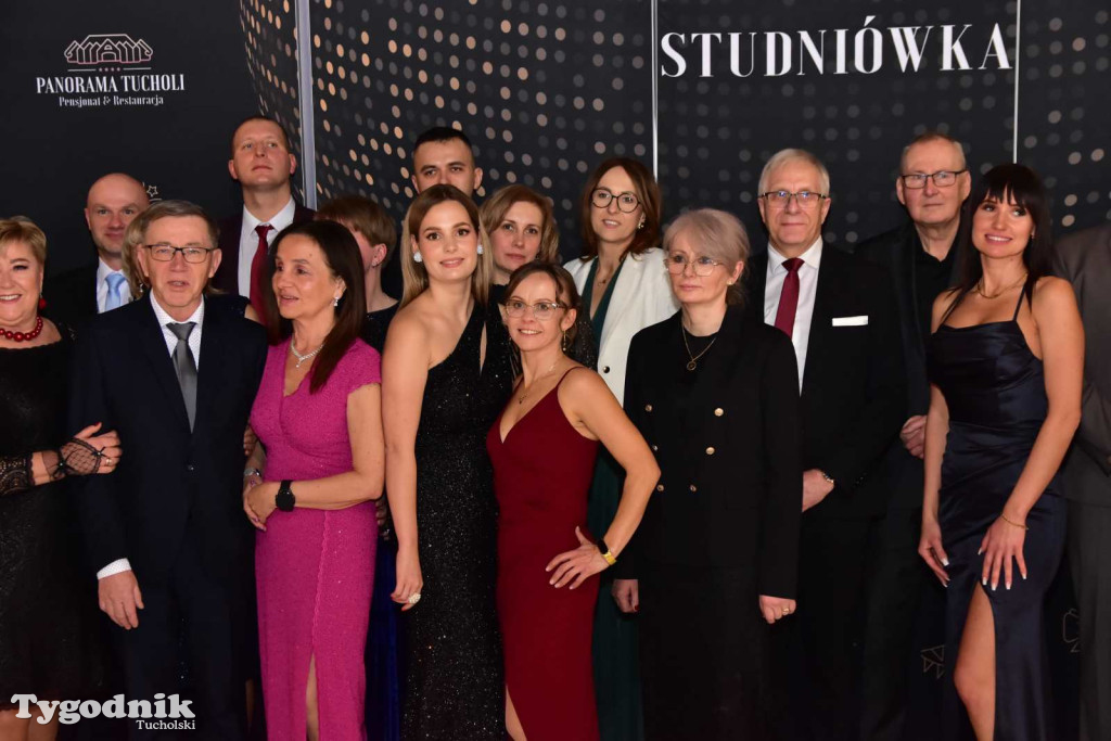 STUDNIÓWKA Zespołu Szkół Licealnych i Technicznych w Tucholi / CZ. 1 - ZDJĘCIA I FILMY - OTWARCIE, POLONEZ, ŚCIANKA