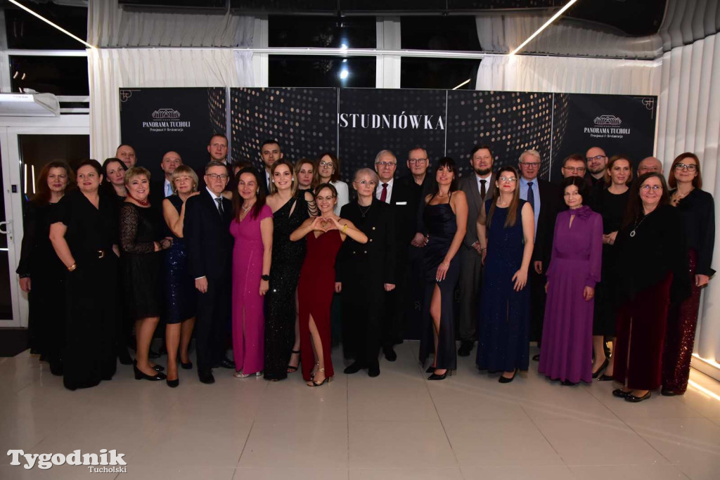 STUDNIÓWKA Zespołu Szkół Licealnych i Technicznych w Tucholi / CZ. 1 - ZDJĘCIA I FILMY - OTWARCIE, POLONEZ, ŚCIANKA