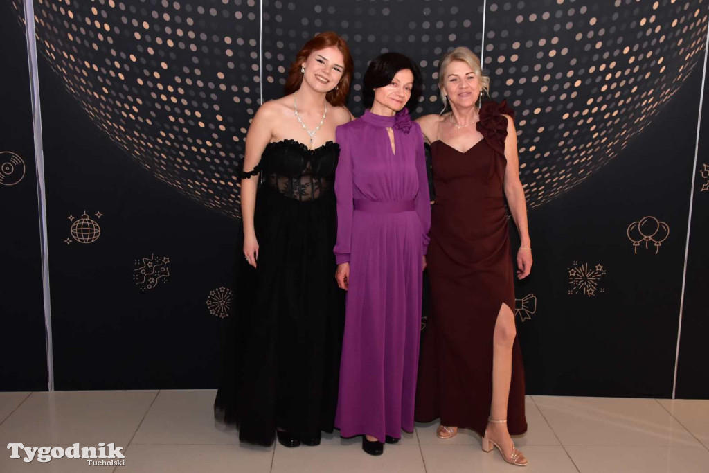 STUDNIÓWKA Zespołu Szkół Licealnych i Technicznych w Tucholi / CZ. 1 - ZDJĘCIA I FILMY - OTWARCIE, POLONEZ, ŚCIANKA