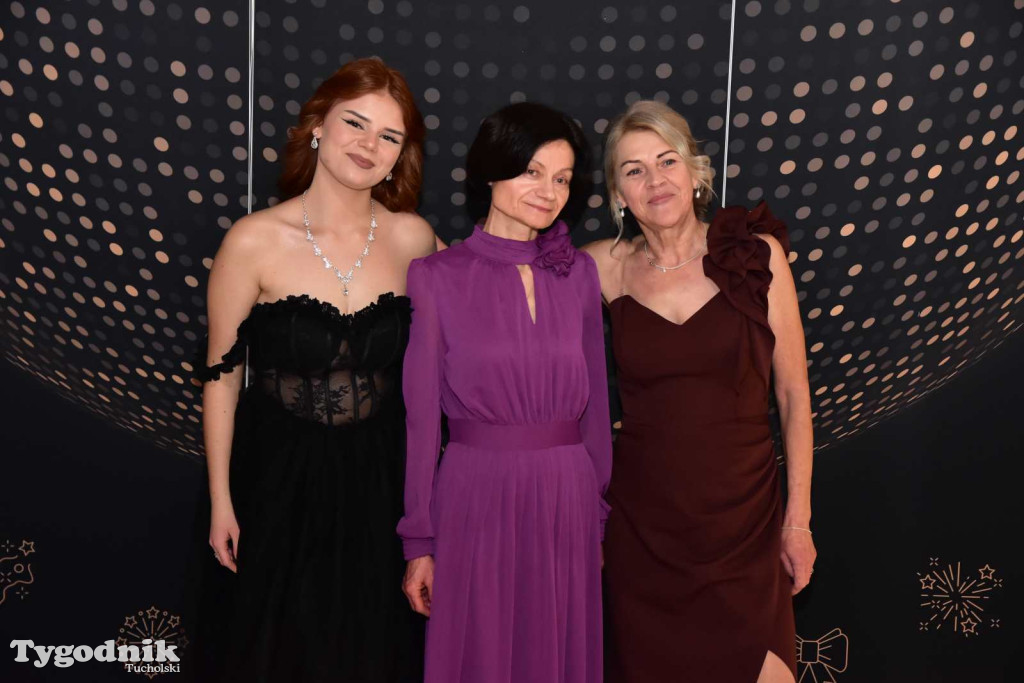 STUDNIÓWKA Zespołu Szkół Licealnych i Technicznych w Tucholi / CZ. 1 - ZDJĘCIA I FILMY - OTWARCIE, POLONEZ, ŚCIANKA