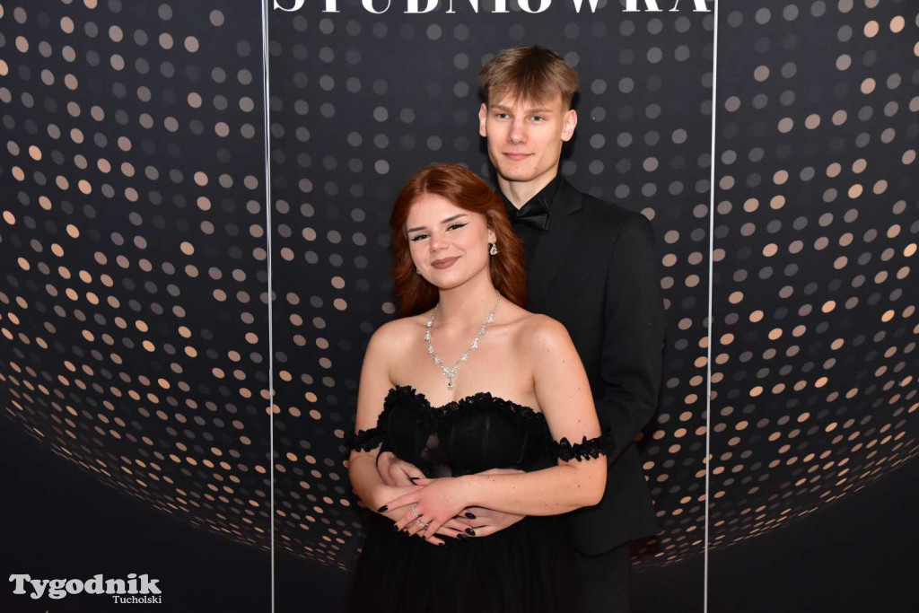 STUDNIÓWKA Zespołu Szkół Licealnych i Technicznych w Tucholi / CZ. 1 - ZDJĘCIA I FILMY - OTWARCIE, POLONEZ, ŚCIANKA