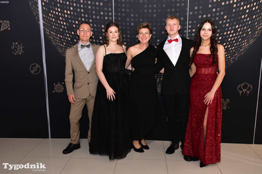 STUDNIÓWKA Zespołu Szkół Licealnych i Technicznych w Tucholi / CZ. 1 - ZDJĘCIA I FILMY - OTWARCIE, POLONEZ, ŚCIANKA