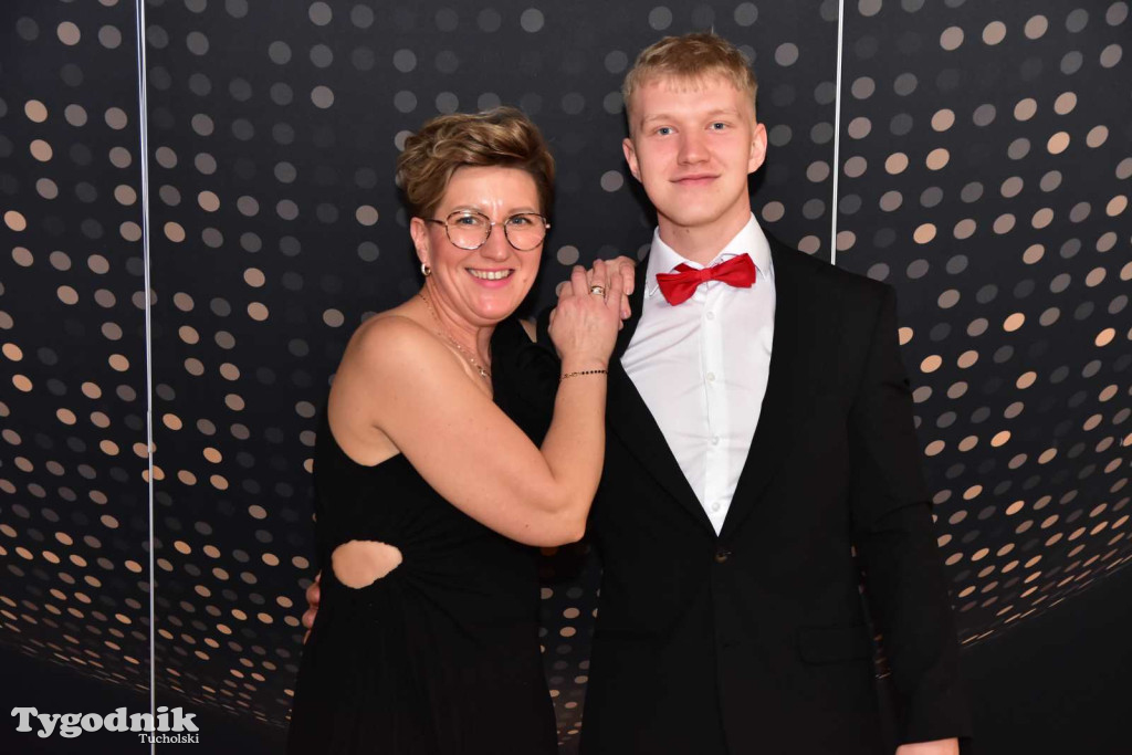 STUDNIÓWKA Zespołu Szkół Licealnych i Technicznych w Tucholi / CZ. 1 - ZDJĘCIA I FILMY - OTWARCIE, POLONEZ, ŚCIANKA