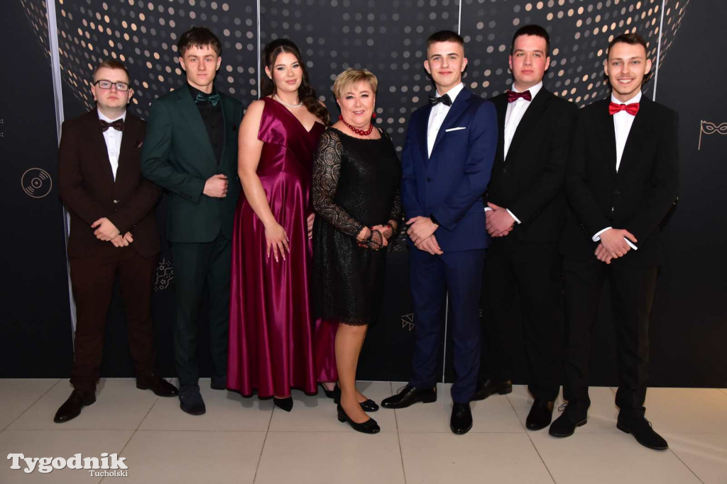 STUDNIÓWKA Zespołu Szkół Licealnych i Technicznych w Tucholi / CZ. 1 - ZDJĘCIA I FILMY - OTWARCIE, POLONEZ, ŚCIANKA