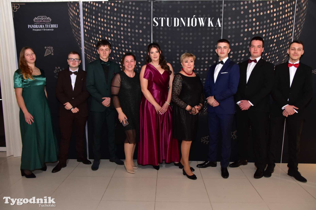 STUDNIÓWKA Zespołu Szkół Licealnych i Technicznych w Tucholi / CZ. 1 - ZDJĘCIA I FILMY - OTWARCIE, POLONEZ, ŚCIANKA