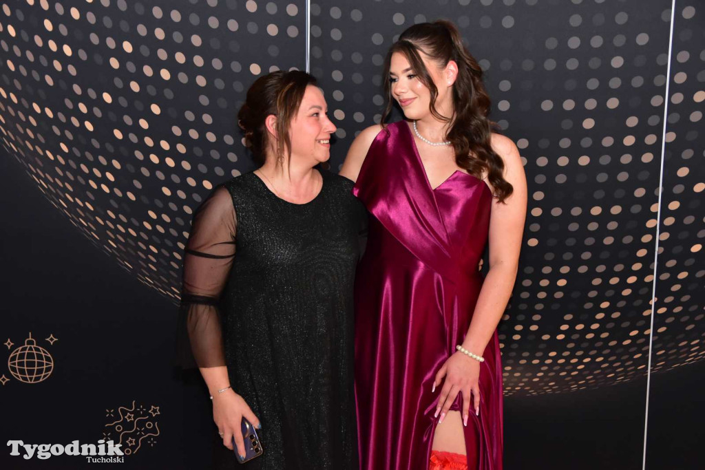 STUDNIÓWKA Zespołu Szkół Licealnych i Technicznych w Tucholi / CZ. 1 - ZDJĘCIA I FILMY - OTWARCIE, POLONEZ, ŚCIANKA