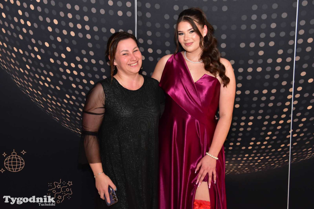 STUDNIÓWKA Zespołu Szkół Licealnych i Technicznych w Tucholi / CZ. 1 - ZDJĘCIA I FILMY - OTWARCIE, POLONEZ, ŚCIANKA