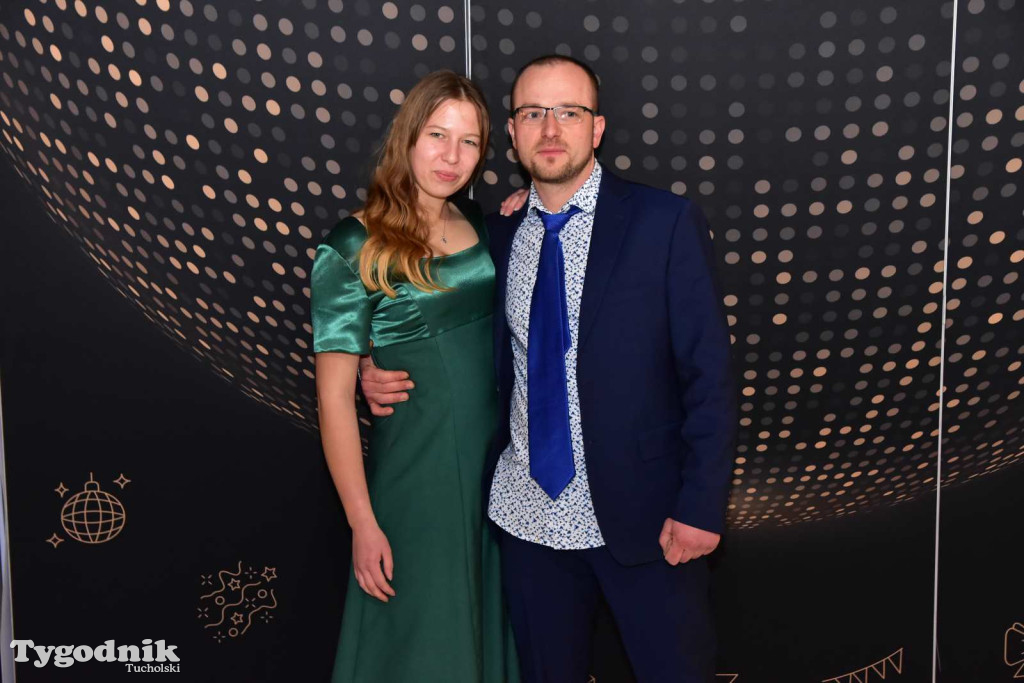 STUDNIÓWKA Zespołu Szkół Licealnych i Technicznych w Tucholi / CZ. 1 - ZDJĘCIA I FILMY - OTWARCIE, POLONEZ, ŚCIANKA