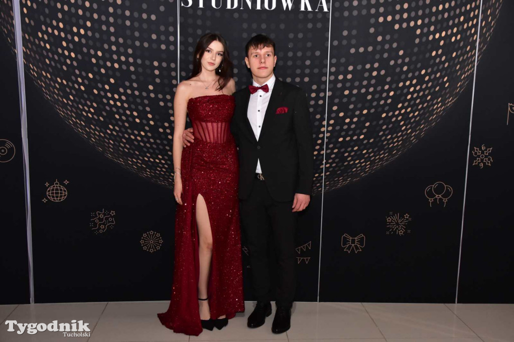 STUDNIÓWKA Zespołu Szkół Licealnych i Technicznych w Tucholi / CZ. 1 - ZDJĘCIA I FILMY - OTWARCIE, POLONEZ, ŚCIANKA