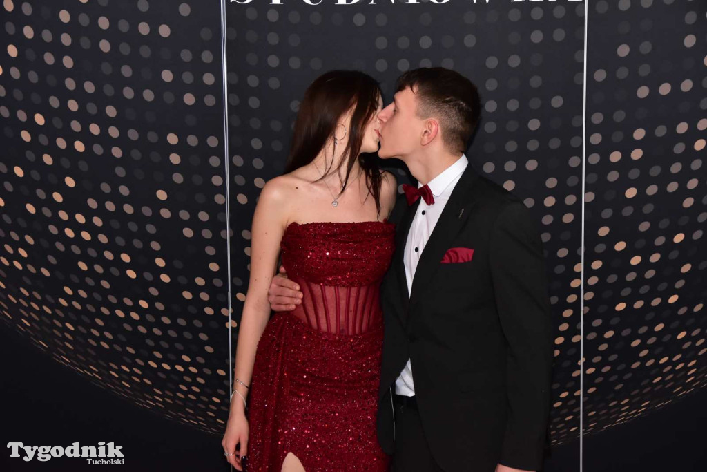 STUDNIÓWKA Zespołu Szkół Licealnych i Technicznych w Tucholi / CZ. 1 - ZDJĘCIA I FILMY - OTWARCIE, POLONEZ, ŚCIANKA