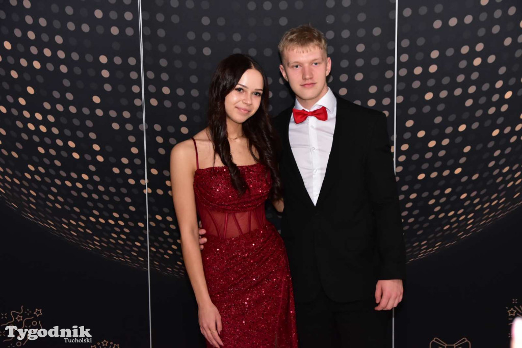 STUDNIÓWKA Zespołu Szkół Licealnych i Technicznych w Tucholi / CZ. 1 - ZDJĘCIA I FILMY - OTWARCIE, POLONEZ, ŚCIANKA