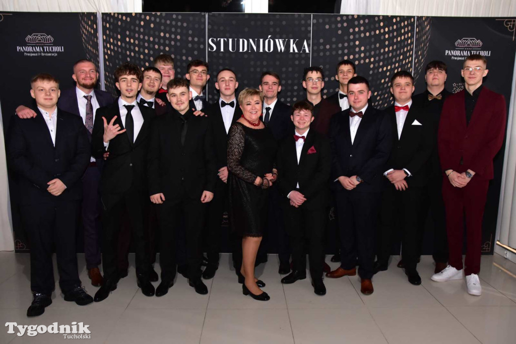 STUDNIÓWKA Zespołu Szkół Licealnych i Technicznych w Tucholi / CZ. 1 - ZDJĘCIA I FILMY - OTWARCIE, POLONEZ, ŚCIANKA