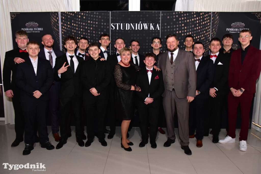 STUDNIÓWKA Zespołu Szkół Licealnych i Technicznych w Tucholi / CZ. 1 - ZDJĘCIA I FILMY - OTWARCIE, POLONEZ, ŚCIANKA