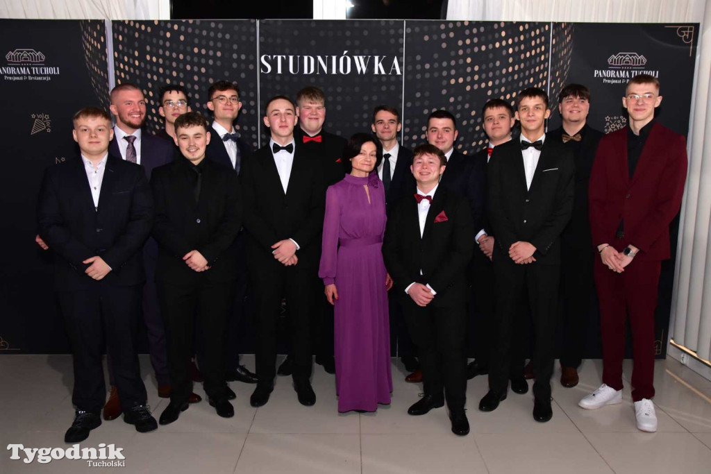 STUDNIÓWKA Zespołu Szkół Licealnych i Technicznych w Tucholi / CZ. 1 - ZDJĘCIA I FILMY - OTWARCIE, POLONEZ, ŚCIANKA