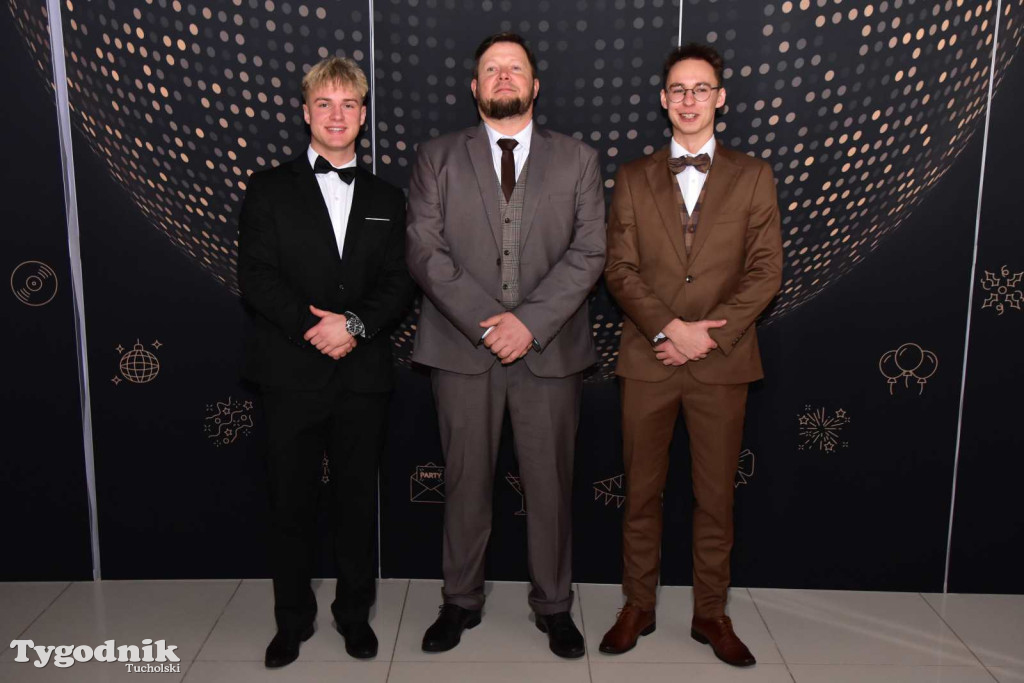 STUDNIÓWKA Zespołu Szkół Licealnych i Technicznych w Tucholi / CZ. 1 - ZDJĘCIA I FILMY - OTWARCIE, POLONEZ, ŚCIANKA